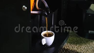 咖啡从咖啡机里倒在杯子的边缘
